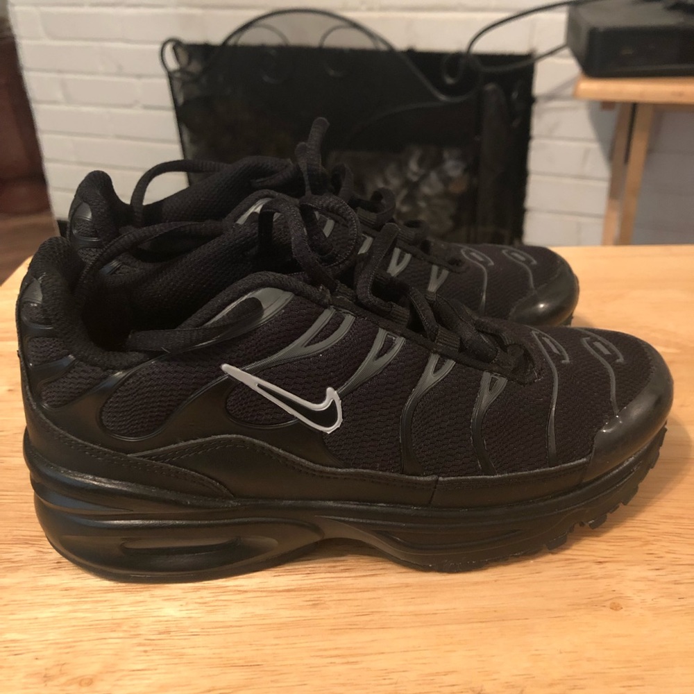 BOYS SIZE 2 NIKE AIR MAX GREAT FOR BACK TO SCHOOL